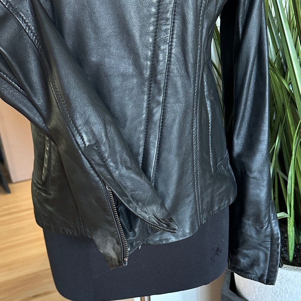 Danier Leather - Women's Black Leather Asymmetrical Zip Up Jacket - Medium - Picture 5 of 11